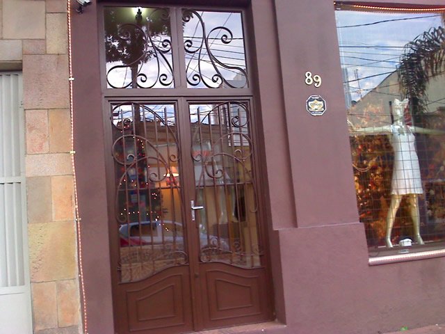 Porta de ferro trabalhada em cor vinho personalizada